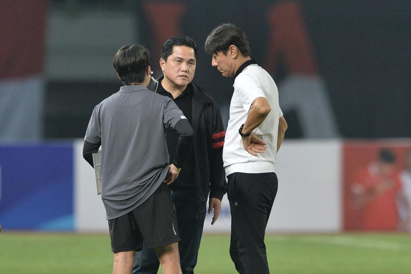 SERIUS: Ketua Umum PSSI Erick Thohir dan Pelatih timnas Indonesia Shin Tae-yong, saat berdiskusi.