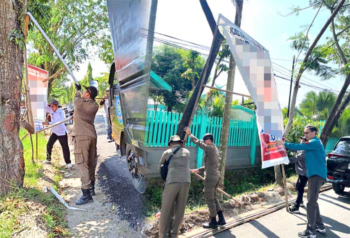 DITERTIBKAN : Jajaran Bawaslu Kotim beserta Satpol PP Kotim dan SOPD terkait melaksanakan penrtiban APK dan APS yang melanggar aturan diwilayah Kecamatan Mentawa Baru Ketapang, Rabu (30/10/2024).