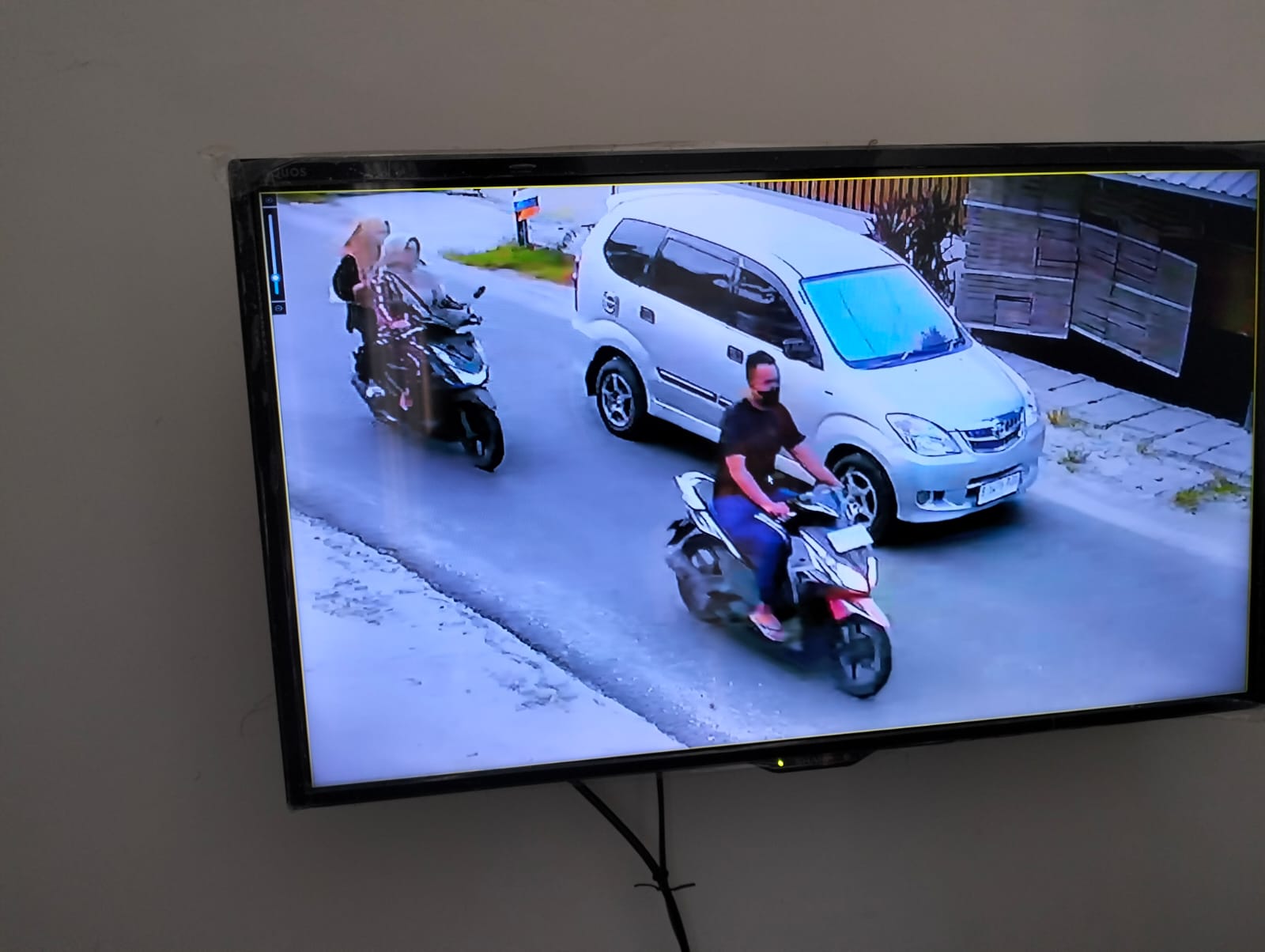 Mobil terduga pelaku hipnotis yang meresahkan warga Kecamatan Kumai, Kabupaten Kobar, Kalteng
