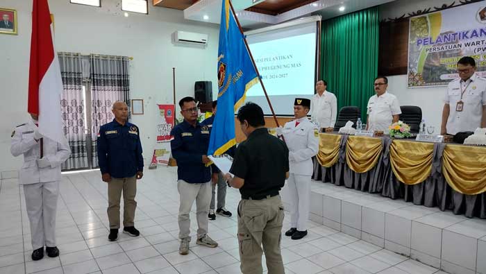 Pj Bupati Gumas Herson B Aden bersama Sekda Richard, Plt Asisten II Champili dan Sekretaris PWI Provinsi Kalteng Ika Lelunu, mengikuti pelantikan pengurus PWI Kabupaten Gumas 2024-2027