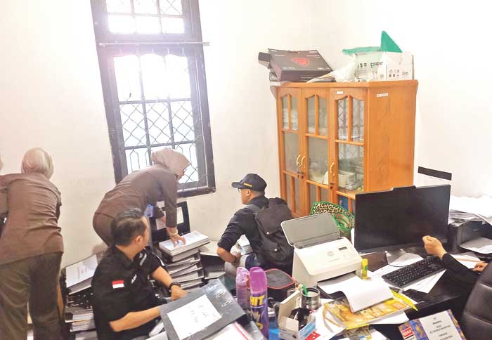 PENGGELEDAHAN: Tim dari Kejaksaan Tinggi Kalteng saat menggeledah Kantor Bawaslu Seruyan terkait penanganan kasus korupsi, Selasa (29/10). (RIFANI DEWANTARA/RADAR SAMPIT)