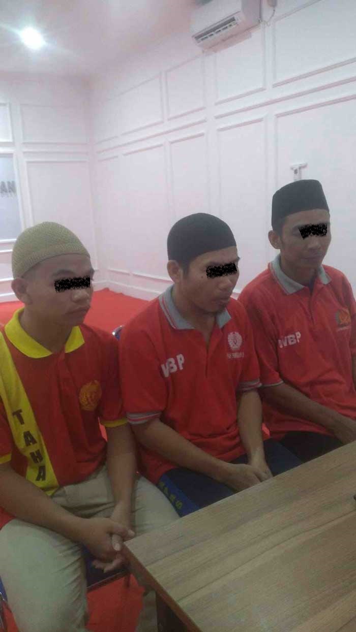 SIDANG: Tiga terdakwa penambang emas illegal menjalani sidang dengan agenda tuntutan jaksa.RIA MEKAR ANGGREANY/RADAR SAMPIT