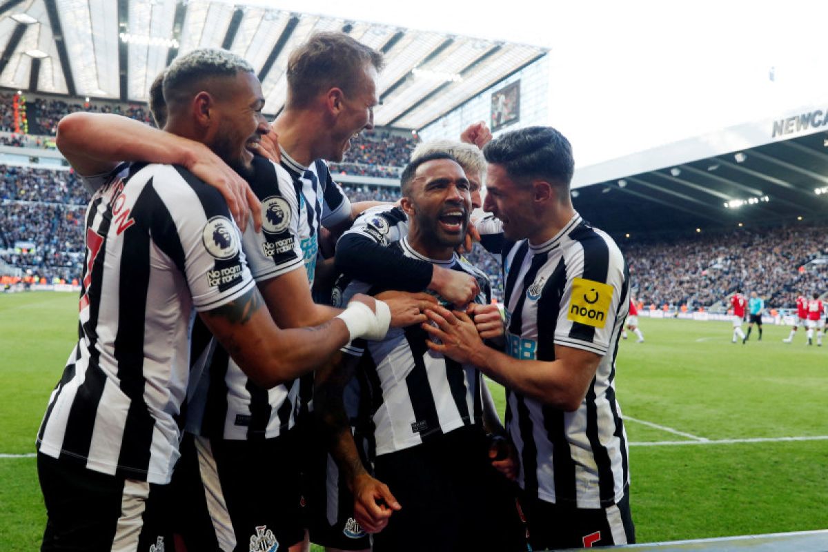 Para pemain Newscastle United saat bermain di St James Park Stadium.