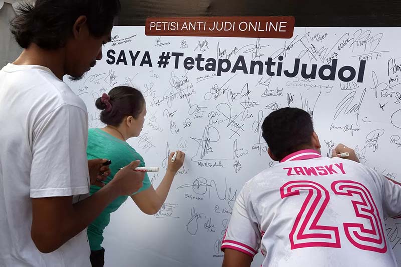 Sejumlah warga mengikuti gelaran petisi anti-judi online di arena car free day (CFD) Kawasan Bundaran HI, Jakarta, Minggu (29/09/2024). (Muhamad Ali/Jawa Pos)