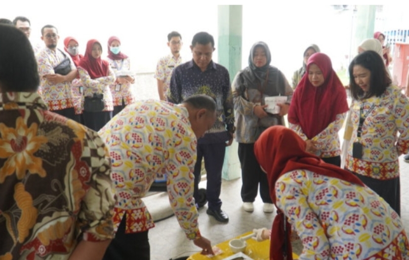 EXPIRED: Kesediaan farmasi (obat) kedaluwarsa ketika dimusnahkan oleh pihak RSSI Pangkalan Bun, Kabupaten Kobar belum lama ini.