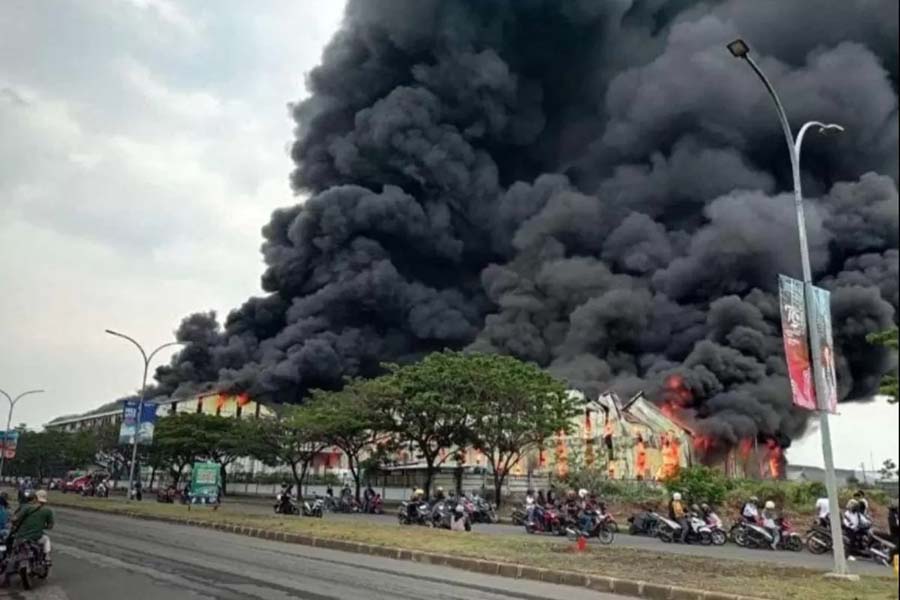Kebakaran hebat terjadi di Pabrik MasterKids Indonesia yang berada di Kawasan Industri Kendal (KIK) pada Jumat (1/11) sekitar pukul 08.30 WIB. (DEVI KHOFIFATUR RIZKY/JAWA POS RADAR SEMARANG)
