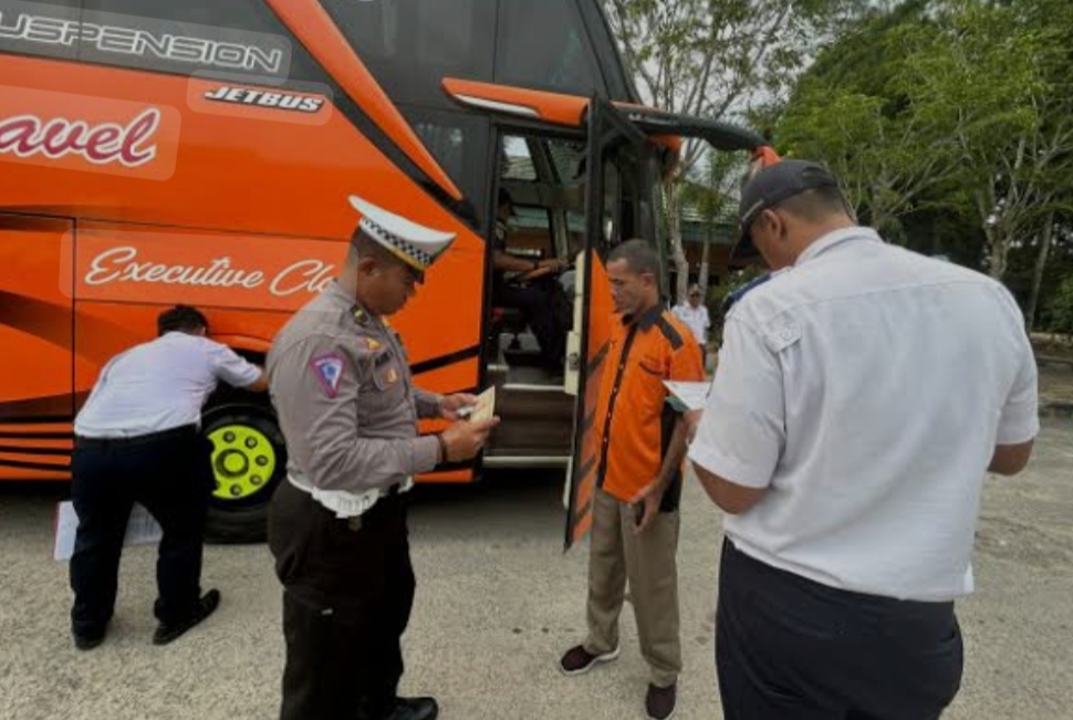 INSPEKSI LLAJ : Personel Dishub Kobar dan kepolisian saat menggelar kegiatan inspeksi keselamatan lalulintas (Ramp Chek) angkutan umum, beberapa waktu lalu.