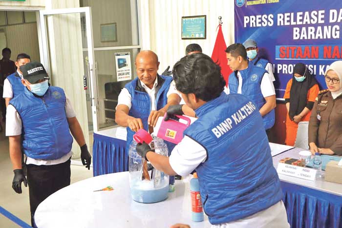 BARBUK SABU: BNNP Kalteng menggagalkan masuknya sabu sebanyak 101 gram asal Pontianak, Kalimantan Barat, Jumat (4/10) lalu, melalui Bandara Tjilik Riwut Palangka Raya. (DODI/RADAR SAMPIT)