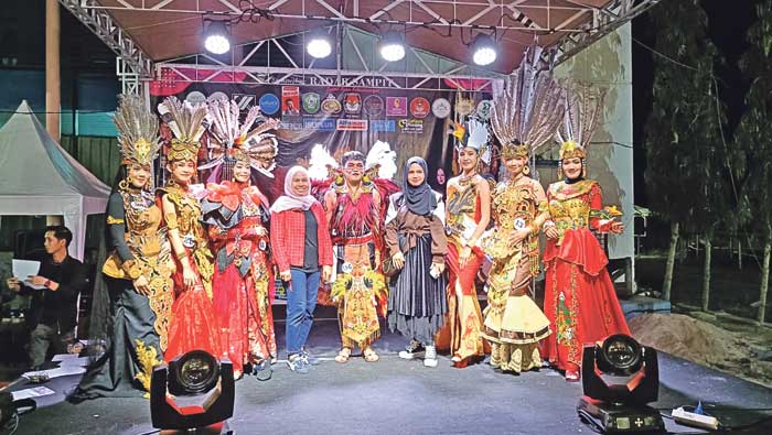 PEMENANG: Para pemenang Fashion Show berfoto bersama juri di panggung Food Festival Radar Sampit, Kamis (31/10). (ABDI/RADAR SAMPIT)