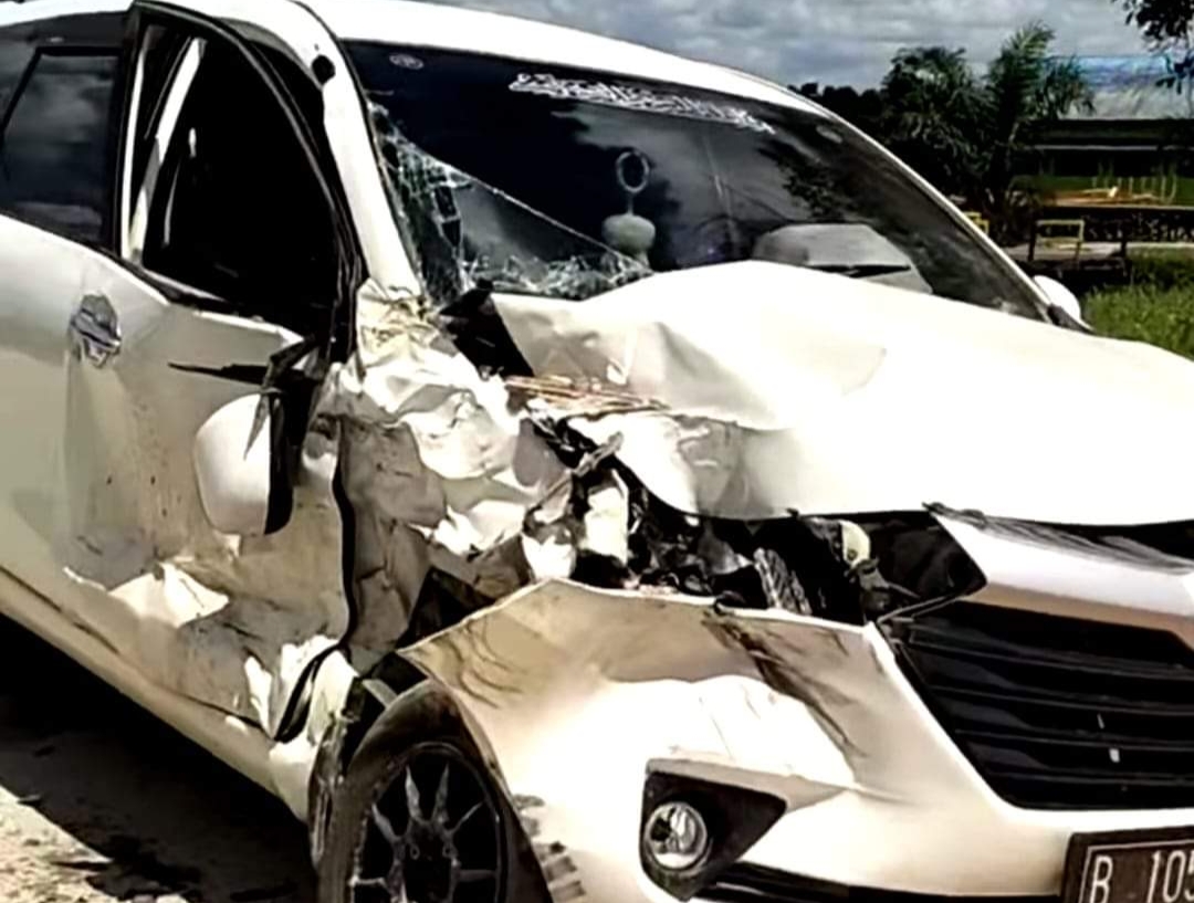 LAKALANTAS: Nampak kondisi mobil yang ringsek setelah tabrakan dengan truk di tikungan SMKN 4 Mendawai Seberang, Sabtu (2/11).