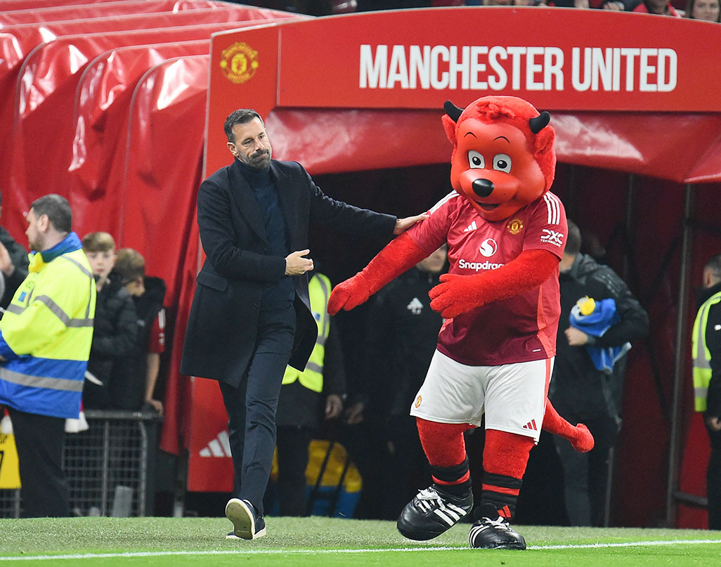 CARETAKER: Ruud Van Nistelrooy yang kini ditunjuk sebagai caretaker pelatih Manchester United bakal menjalani ujian pertamanya saat menjamu Chelsea di pekan ke 10 Liga Inggris, malam ini ((3/11).