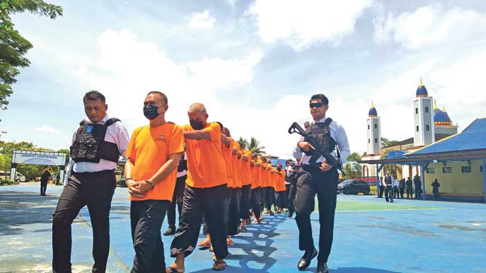 AKHIRNYA DITANGKAP: Belasan pembajak kapal TB Royal 17 saat digiring ke Markas Ditpolairud Polda Kalteng, Jumat (1/10). (FAHRY/RADAR SAMPIT)