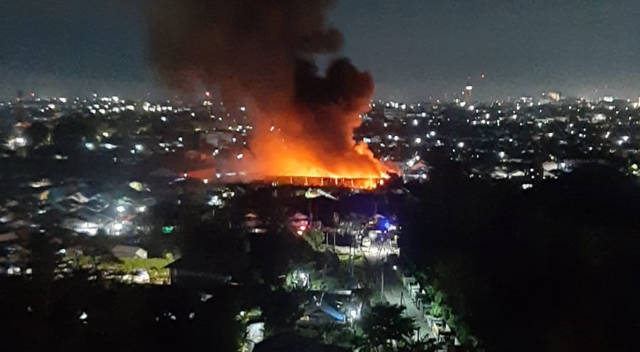 Kebakaran hebat melanda kompleks pergudangan barang pecah belah di Jalan Belitung Barat, Kelurahan Kuin Cerucuk, Kecamatan Banjarmasin Barat, Kota Banjarmasin, Kalimantan Selatan.