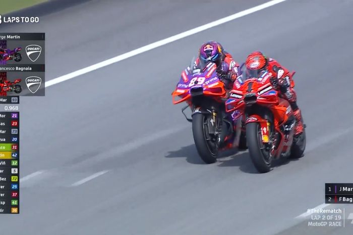 Duel jarak dekat antara Jorge Martin dan Francesco Bagnaia saat balapan MotoGP Malaysia di Sirkuit Sepang, Malaysia, 3 Maret 2024.