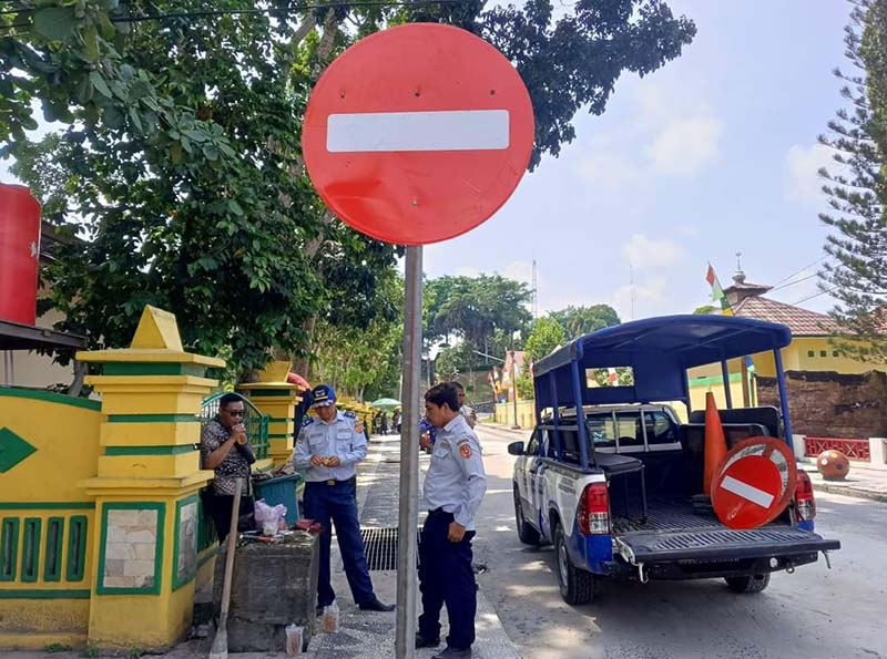 ATURAN BARU: Rambu larangan melintas dari jalan Pangeran Antasari menuju bukit Istana Kuning (Bukit Raja), Kelurahan Raja, Kecamatan Arsel&nbsp;yang telah dibuat menjadi satu arah,&nbsp;belum lama tadi.