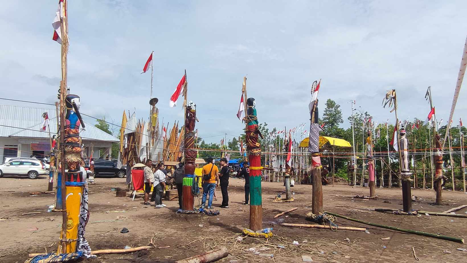 PERLU PELESTARIAN: Pelaksanaan Tiwah Massal untuk mengantarkan puluhan arwah yang berlangsung di Jalan Adonis Samad, Palangka Raya, Minggu (3/11) (DODI/RADAR SAMPIT)