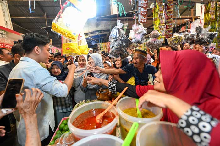 KUNJUNGAN KERJA: Wakil Presiden RI Gibran Rakabuming Raka menyapa warga saat berkunjung ke Pasar Kahayan, Palangka Raya, Senin (4/11).