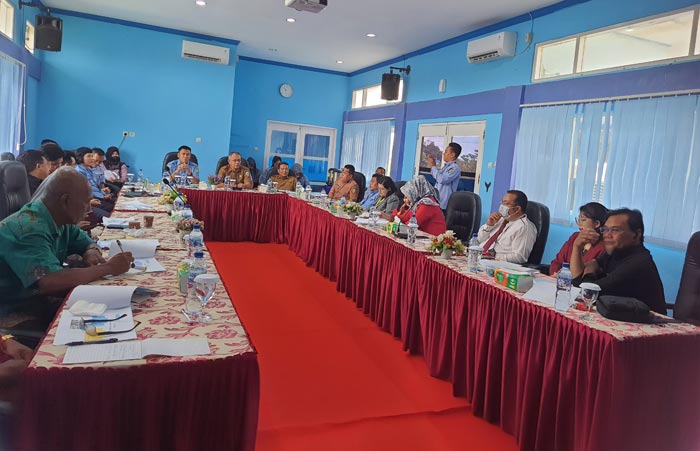 KONSULTASI PUBLIK: Forum Konsultasi Publik yang dilaksanakan Perumdam Tirta Mentaya Sampit, Senin (4/11).