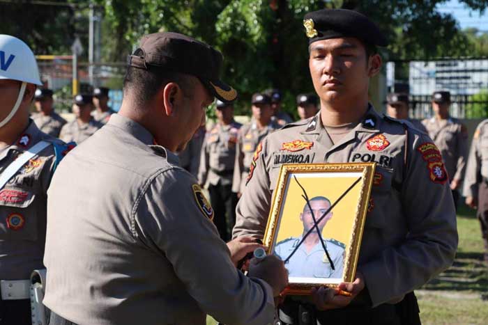 UPACARA: Kapolresta Palangka Raya Kombes Pol Boy Herlambang memberhentikan Bripda Wahyu Jaya Kusuma sebagai polisi dalam upacara yang digelar Selasa (5/11).