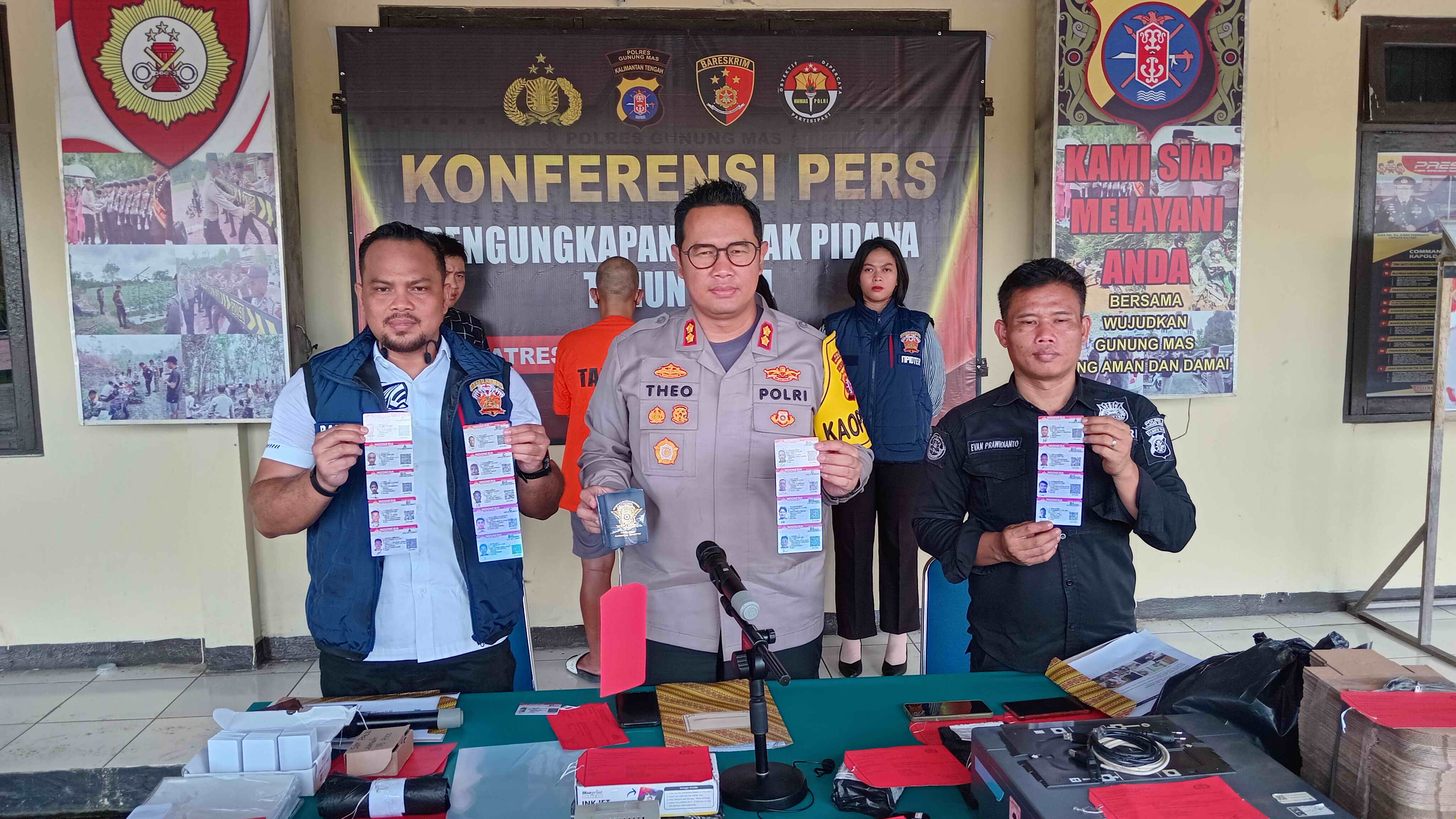 Kapolres Gunung Mas AKBP Theodorus Priyo Santosa menunjukkan barang bukti SIM palsu, Selasa (5/11).
