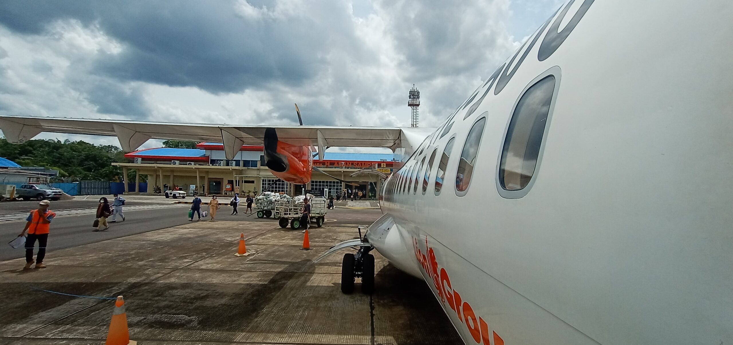 LENGANG: Situasi  sekitar landasan pesawat di Bandara H Asam Sampit.