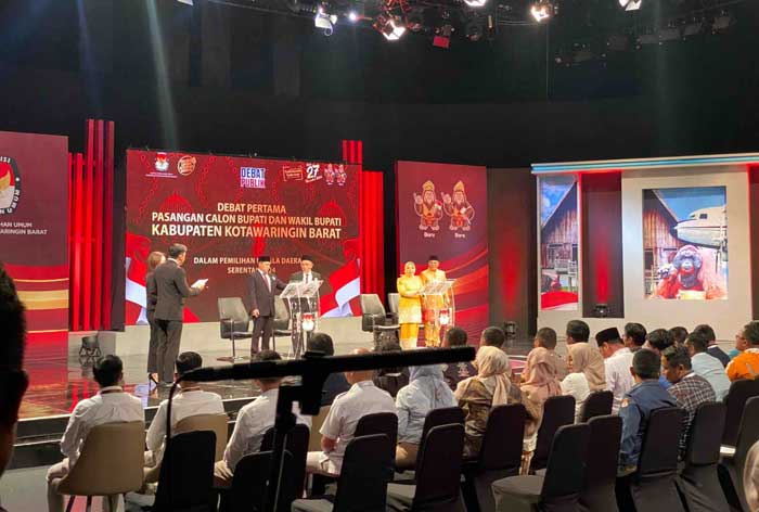 SERU: Suasana debat perdana calon pasangan calon bupati dan wakil bupati Kotawaringin Barat tahun 2024 di studio Metro TV Jakarta.