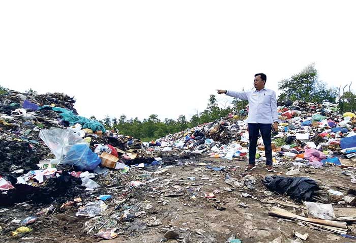 ILUSTRASI: Ketua DPRD Kotim ketika meninjau tumpukan sampah di Jalan Sawit Raya yang hampir menyerupai tempat pembuangan akhir sampah, beberapa waktu lalu