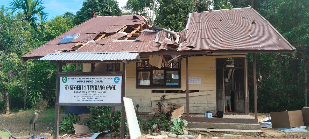 BENCANA TAK TERDUGA : Sebatang pohon yang diduga sudah lapuk rubuh menimpa atap bangunan SDN 1 Tumbang Gagu dan mengakibatkan satu korban mengalami luka-luka, Kamis (7/11).