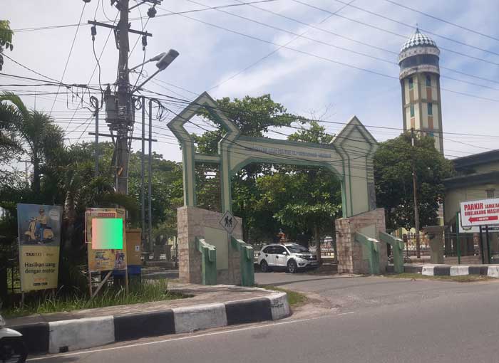 DIDUGA MELANGGAR: APK paslon yang dipasang di Jalan Tambun Bungai, Kuala Kapuas, berdekatan dengan kompleks tempat ibadah.