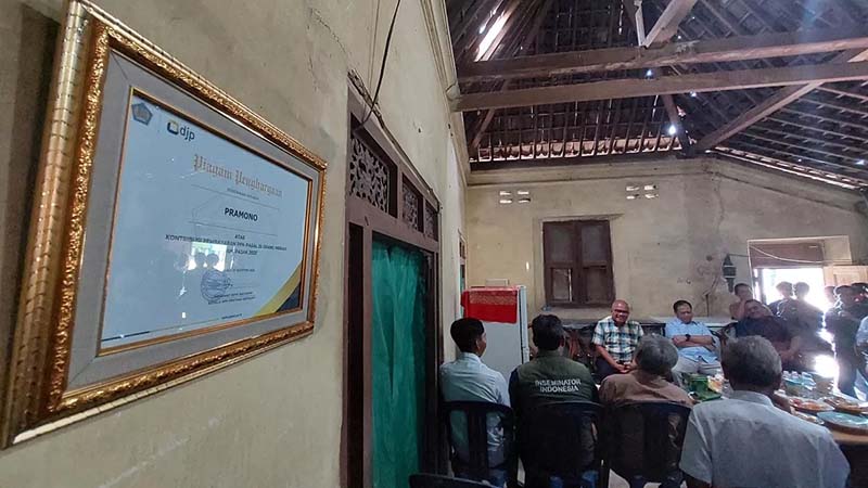 Tim Komwasjak mendatangi rumah Pramono, pemilik UD Pramono yang terbelit masalah pajak hingga rekeningnya diblokir, Rabu (6/11/2024). (RAGIL LISTIYO/RADAR SOLO)