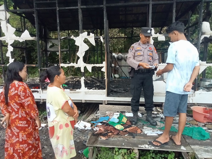 KEBAKARAN: Petugas dari Polsek Sungai Sampit Ketika meminta keterangan warga di TKP kebakaran rumah di Desa Bagendang Hulu, Kecamatan Mentaya Hilir Utara, Kotawaringin Timur, Kamis (7/11/2024) pagi.