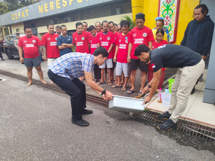 DIMUSNAHKAN : Polres Kotim ketika memusnahkan barang bukti narkoba yang disaksikan para tersangka di Mapolres Kotim, beberapa waktu lalu. (DOKUMEN/RADAR SAMPIT)