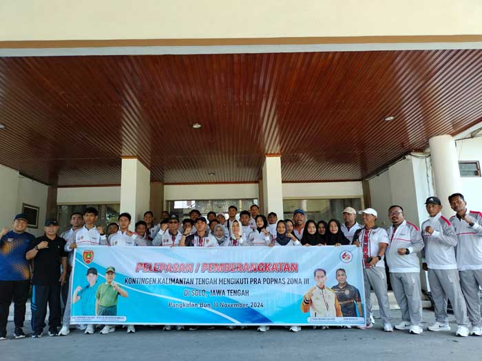 SIAP BERANGKAT: Kontingen Kabupaten Kotawaringin Barat (Kobar) yang akan mengikuti Pra Popnas 2024 zona III, usai pelepasan di halaman kantor bupati oleh Sekda Kobar, Rody Iskandar, Jumat (8/11).