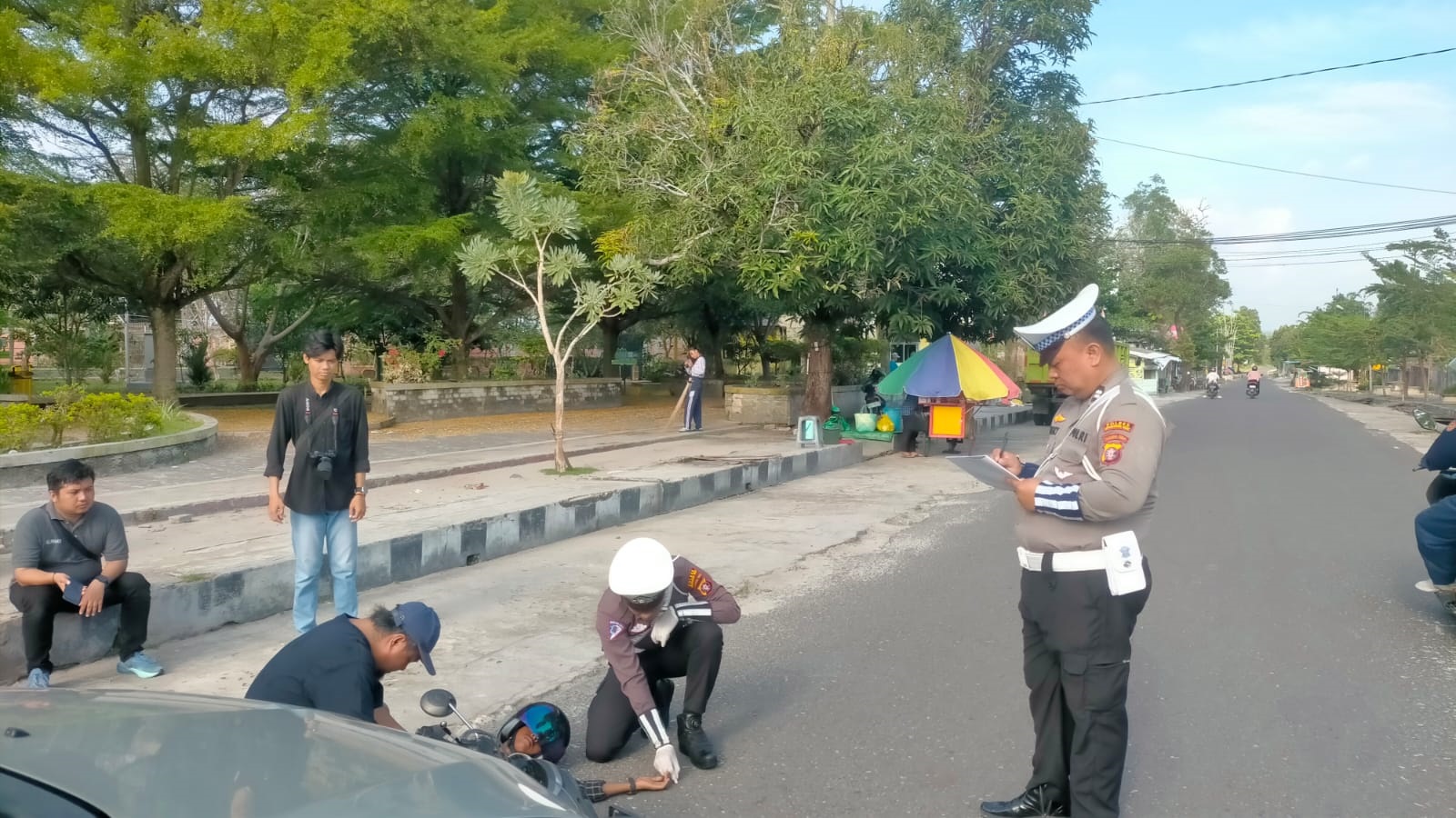 LOKASI KEJADIAN : Petugas Satlantas Polres Kobar melakukan reka ulang di lokasi kecelakaan belum lama ini.