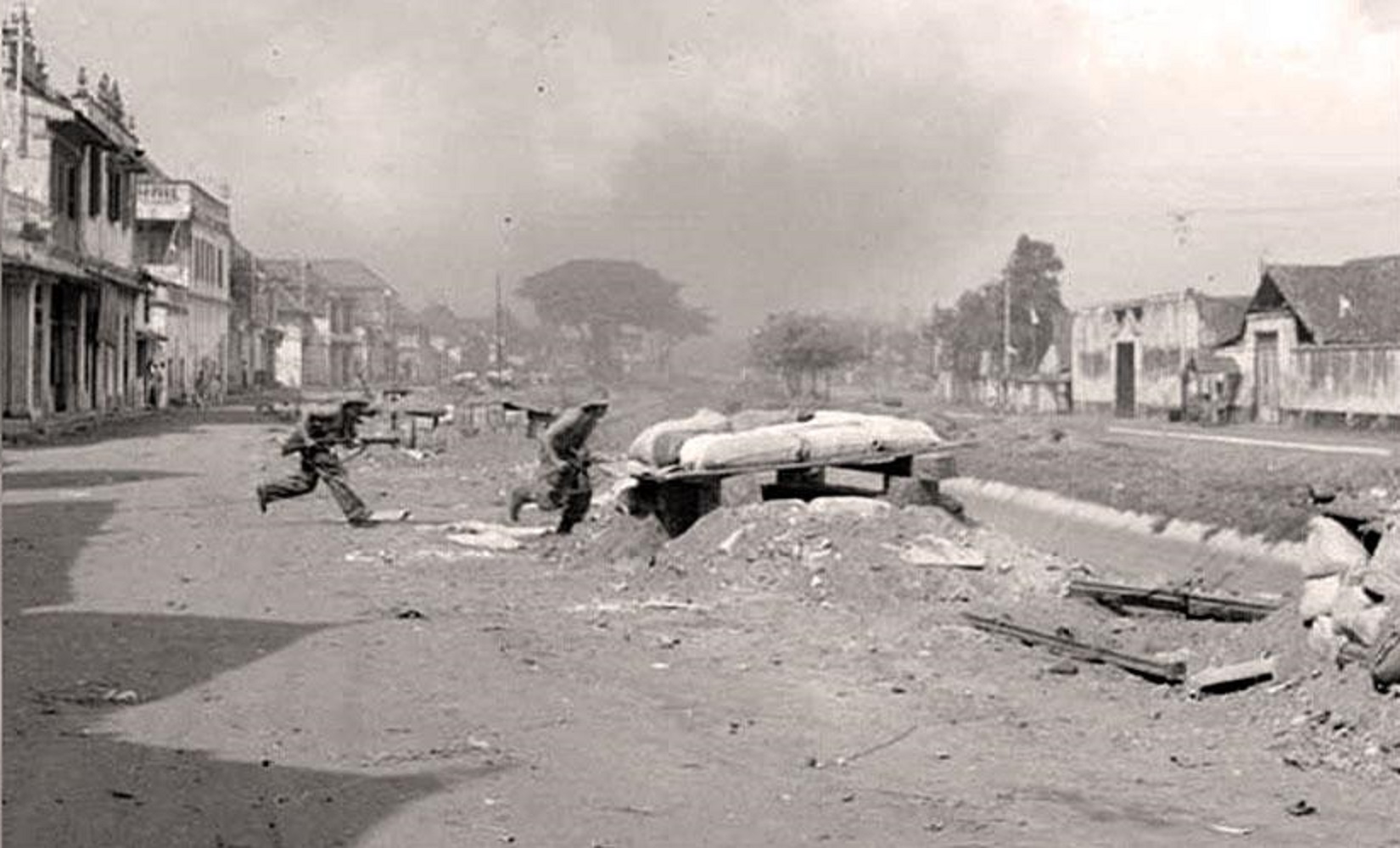 PERJUANGAN: Salah satu suasana pertempuran 10 November di Surabaya antara milisi Indonesia dengan pasukan sekutu dan tentara Inggris di tahun 1945.