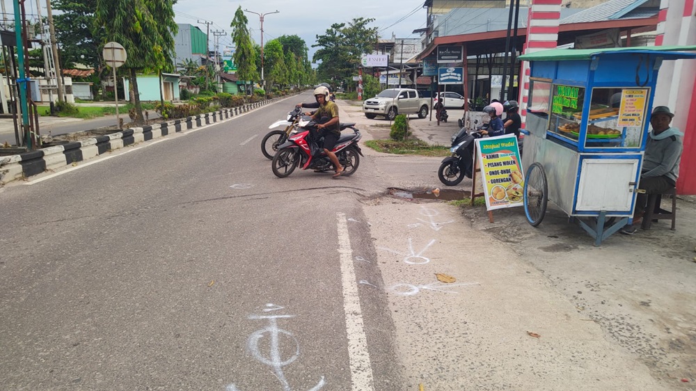 TKP KECELAKAAN: Jejak olah TKP jadi perhatian warga yang melintas di Jalan HM Arsyad, Kecamatan MB Ketapang, Sampit, Sabtu (9/11/2024) siang. (FAHRY/RADAR SAMPIT)