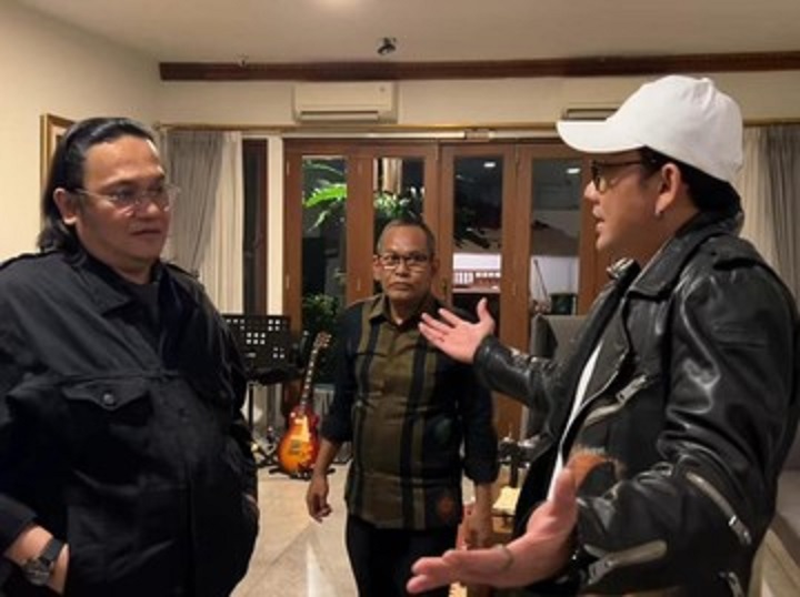 BERSITEGANG: Pertemuan Farhat Abbas dan Denny Sumargo di kediaman Farhat Abbas, baru-baru tadi.
