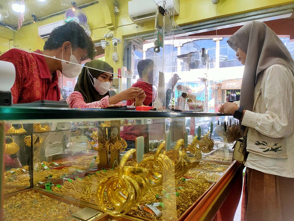 JUAL-BELI: Aktivitas jual beli emas di salah stau toko emas di PPM Sampit, Sabtu (9/11/2024). (YUNI/RADAR SAMPIT)&nbsp;