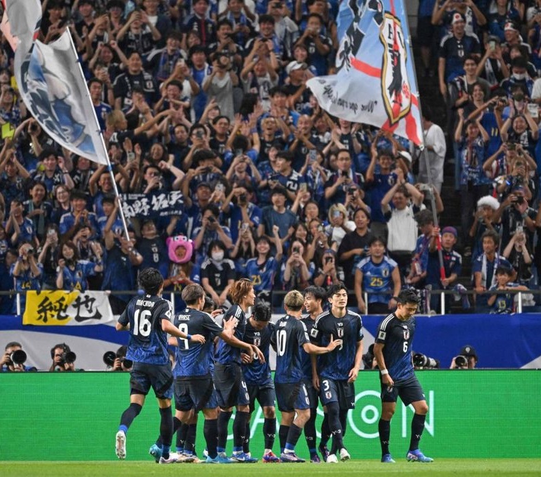 KUAT: Para pemain timnas Jepang dihadapan suporter mereka.