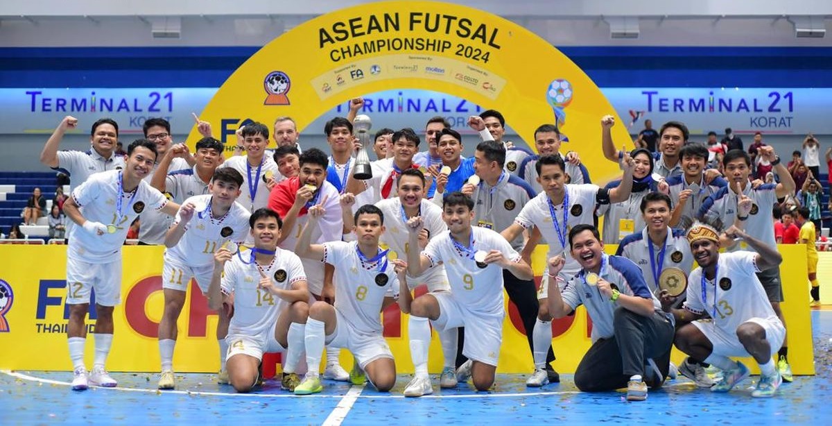 JUARA  : Timnas Futsal Indonesia saat mengangkat Piala AFF 2024, usai mengalahkan timnas futsal Vietnam di final, baru-baru tadi.