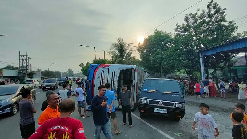 RUSAK : Kondisi bus Sugeng Rahayu terguling di Balongbendo, Minggu (10/11). (DIKY PUTRA SANSIRI/RADAR SIDOARJO)