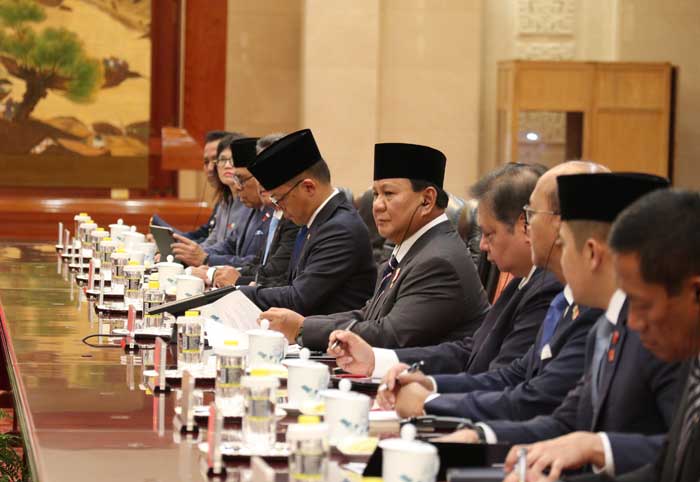 LAWATAN: Presiden Prabowo Subianto (lima kanan) saat melakukan pertemuan dengan Ketua Komite Tetap Kongres Rakyat Nasional China, Sabtu (9/11).