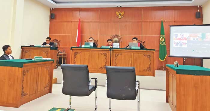 TAK SESUAI HARAPAN: Suasana sidang putusan dua terdakwa kurir sabu 33,6 kg di Pengadilan Negeri Nanga Bulik yang berjalan secara daring, Senin (11/11).
