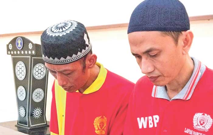 Tampak pula dua terdakwa mengikuti sidang dari Rutan Pangkalan Bun. (RIA MEKAR ANGGREANY/RADAR SAMPIT)