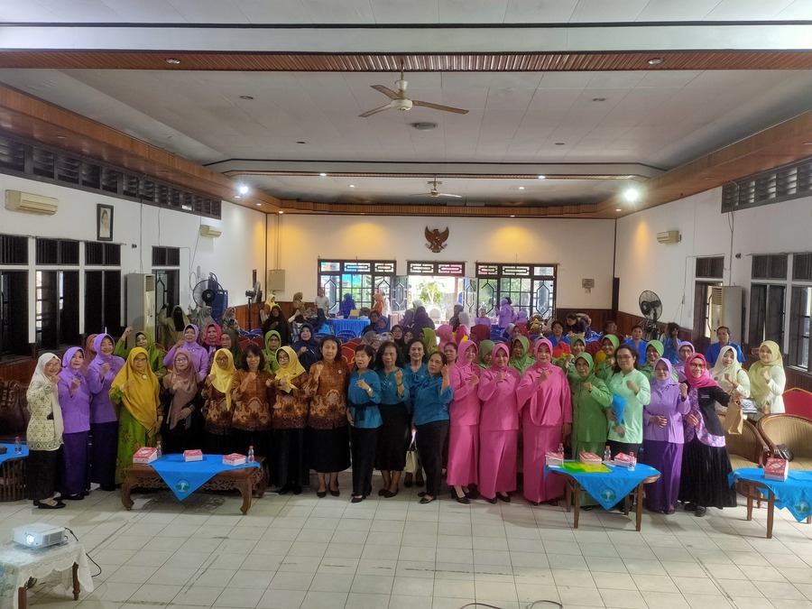 SOSIALISASI: Kegiatan sosialisasi Undang-undang Perlindungan Perempuan dan Anak dengan tema "Upaya Perlindungan Perempuan dari Tindak Kekerasan", Selasa (12/11).YUNI/RADAR SAMPIT