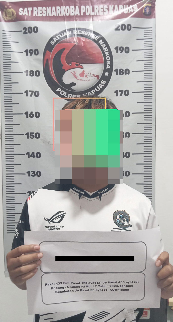 DICIDUK POLISI: Tersangka AN bersama barang bukti obat terlarang diamankan di Mapolres Kapuas. (ISTIMEWA/RADAR SAMPIT.