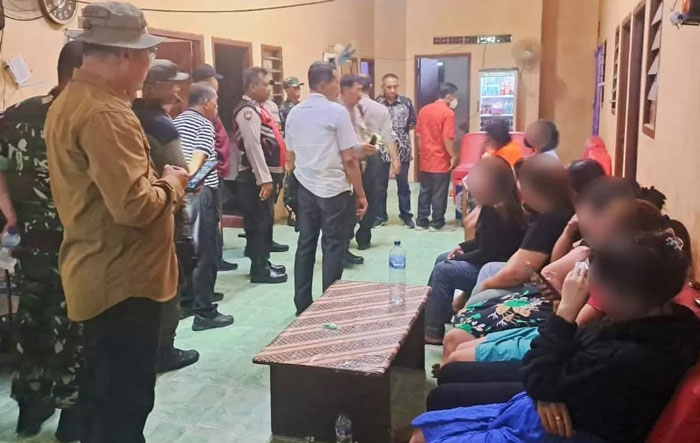 Tim gabungan saat mengevakuasi 12 perempuan yang disekap di rumah kosong di Sememi, Surabaya. (SATPOL PP KOTA SURABAYA)