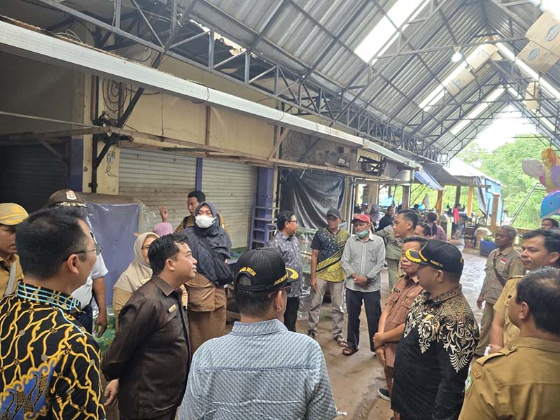 TINJAU PASAR: Rombongan DPRD Kotim saat melakukan inspeksi mendadak di Pasar Parenggean dan menerima aspirasi serta keluhan pedagang setempat, Rabu (13/11) lalu. (Istimewa)