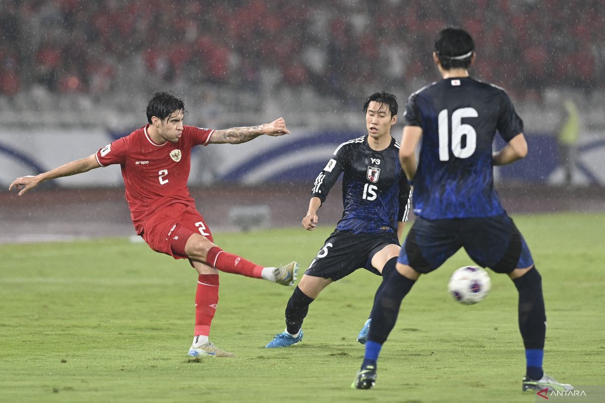 CEDERA: Pemain timnas Indonesia Kevin Diks saat debut pertamanya saat melawan Jepang di kualifikasi Piala Dunia 2026 Zona Asia, di SUGBK Jumat (15/11) malam.