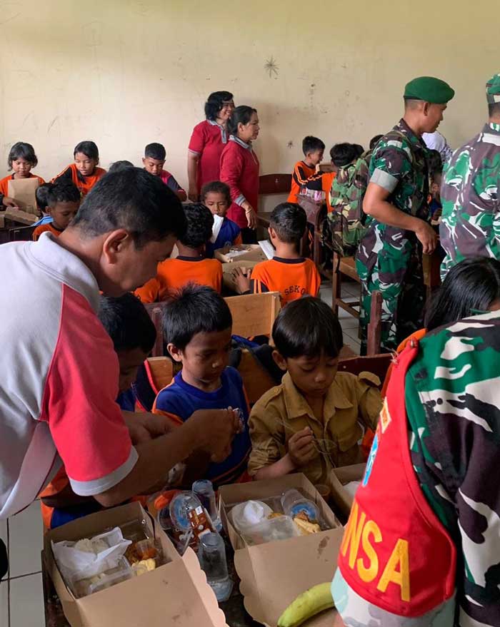 DISAMBUT ANTUSIAS: Pembagian makanan bergizi gratis kepada murid di SDN Sekoban Kecamatan Lamandau, Jumat (15/11).
